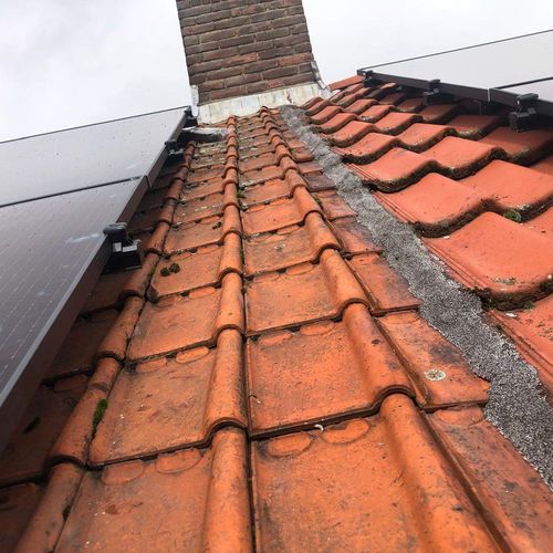 Hellend dak Hapert met oude dakpannen